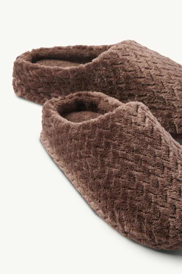 Femmes - Chaussons - finition texturée - marron