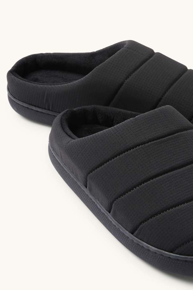 Bărbați - Papuci de casă matlasați - structurați - negru