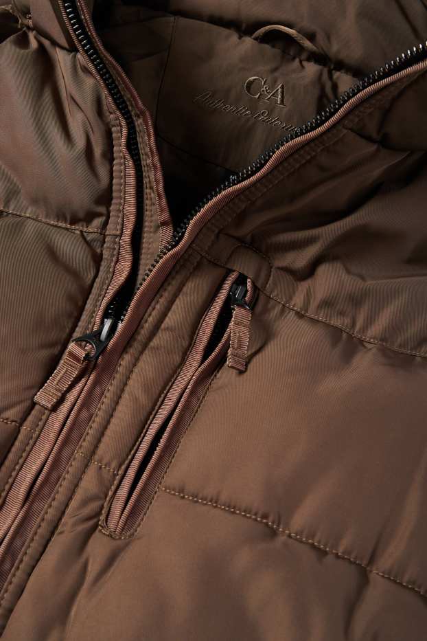 Pánské - Prošívaná parka s kapucí - tmavohnědá