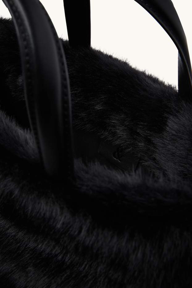 Damen - Kleiner Kunstfell-Shopper mit abnehmbarem Taschengurt - schwarz