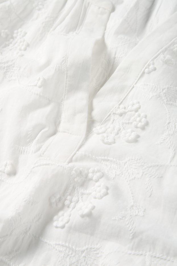 Dona - Brusa amb coll en punta - de flors - texturada - blanc