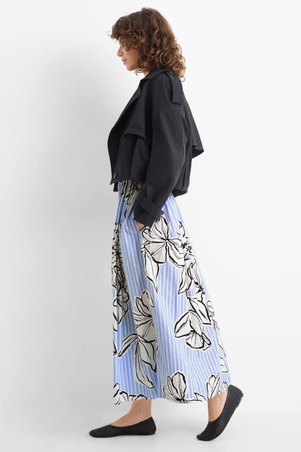 Dona - Faldilla prisada - de ratlles - de flors - blanc/blau