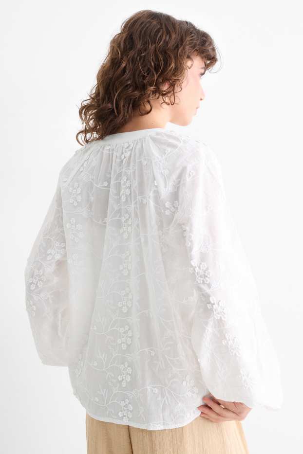 Dona - Brusa amb coll en punta - de flors - texturada - blanc