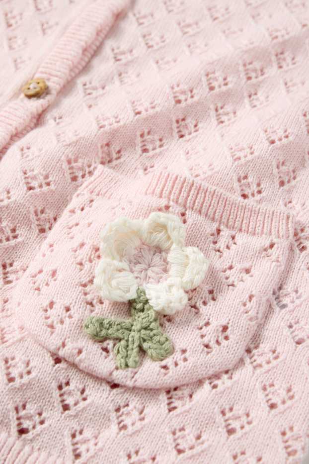 Baby: meisjes - Bloemetje - babycardigan met gehaakte versiering - roze