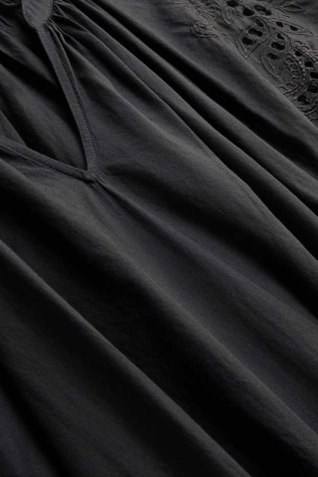 Kobiety - Sukienka o linii A z dekoltem w serek - haft angielski - czarny