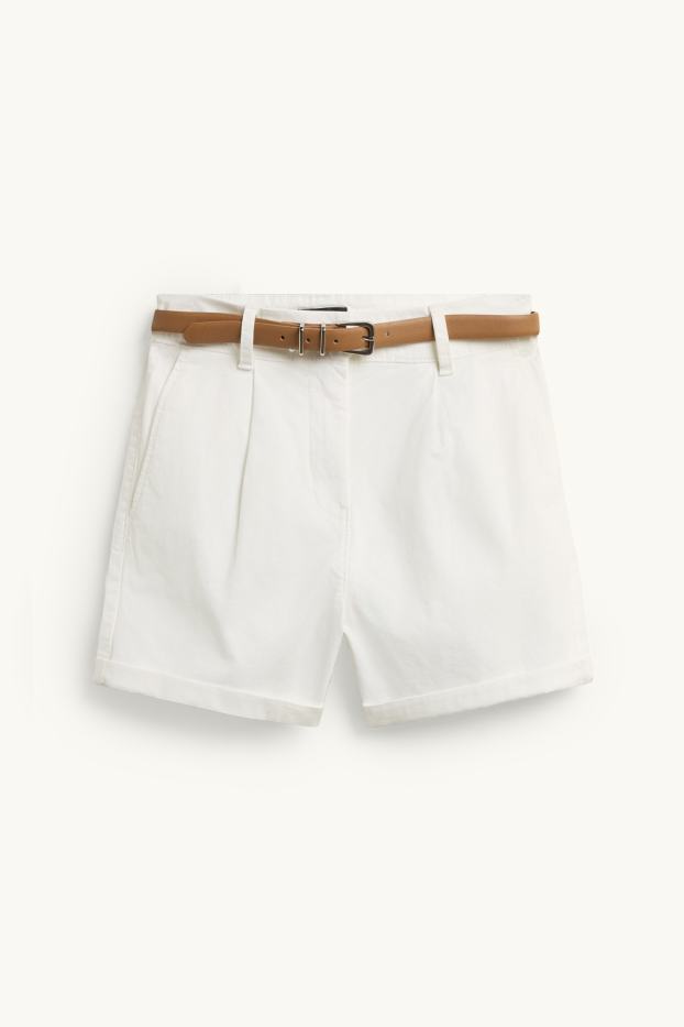 Femei - Pantaloni scurți cu curea - talie înaltă - alb