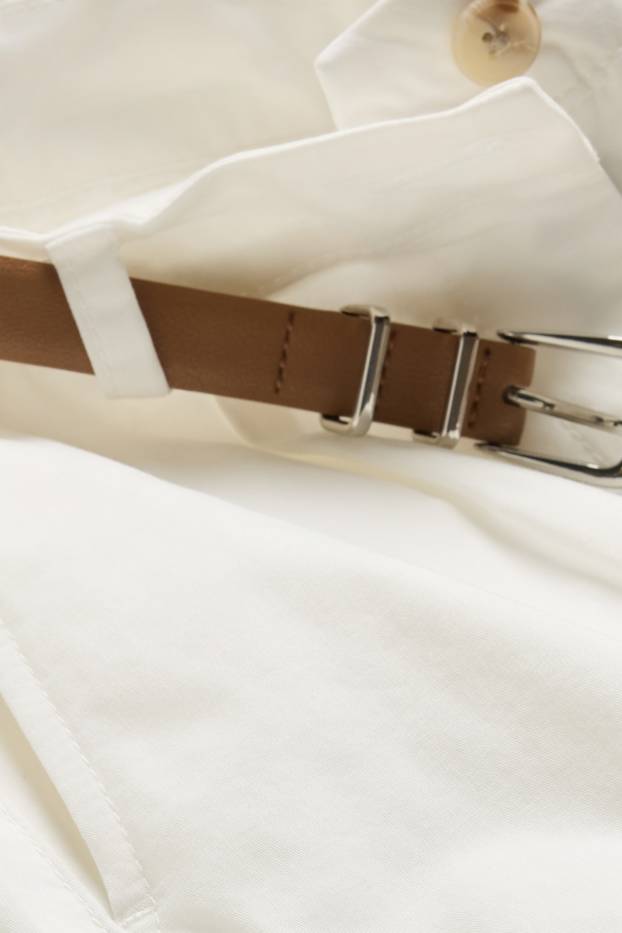 Femei - Pantaloni scurți cu curea - talie înaltă - alb