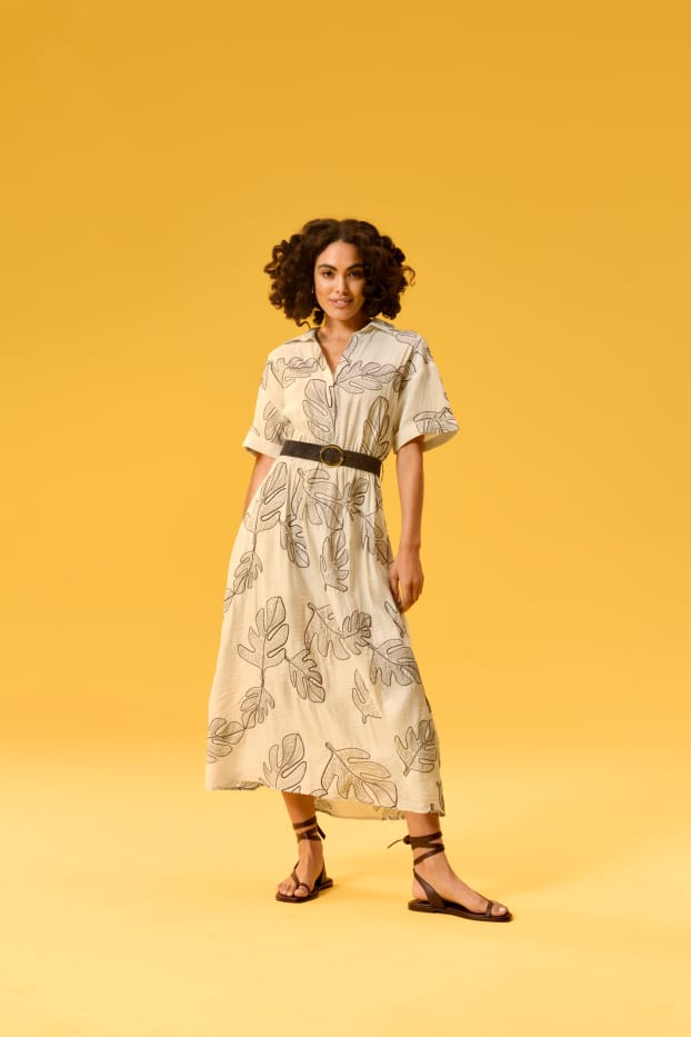 Damen - Kleid mit V-Ausschnitt und Gürtel - gemustert - beige