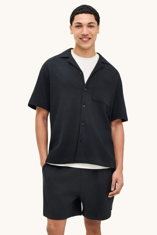 Home - Camisa - relaxed fit - coll solapa - texturada - negre