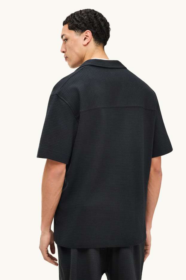 Home - Camisa - relaxed fit - coll solapa - texturada - negre