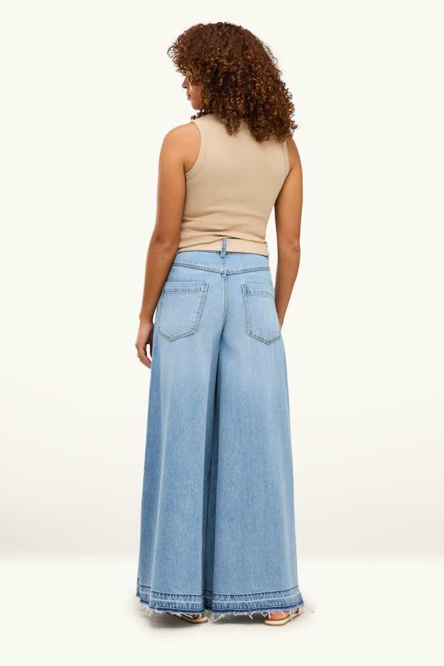 Women - Wide leg jeans with belt - mid-rise waist - light blue