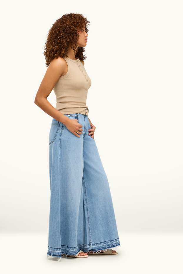 Women - Wide leg jeans with belt - mid-rise waist - light blue