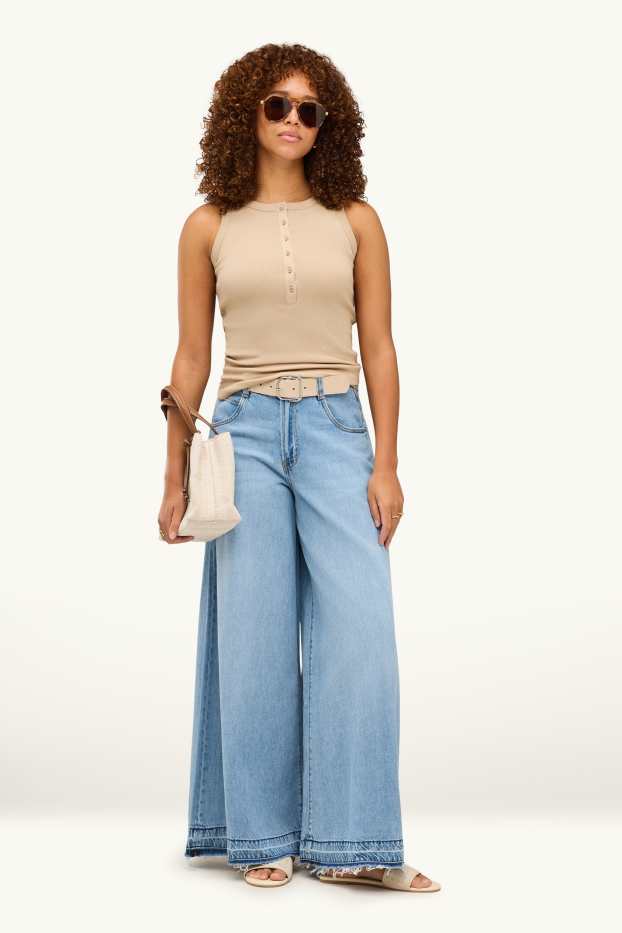 Women - Wide leg jeans with belt - mid-rise waist - light blue