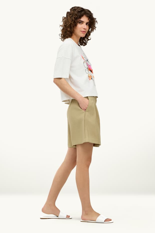 Women - Bermuda shorts with belt - mid-rise waist - khaki