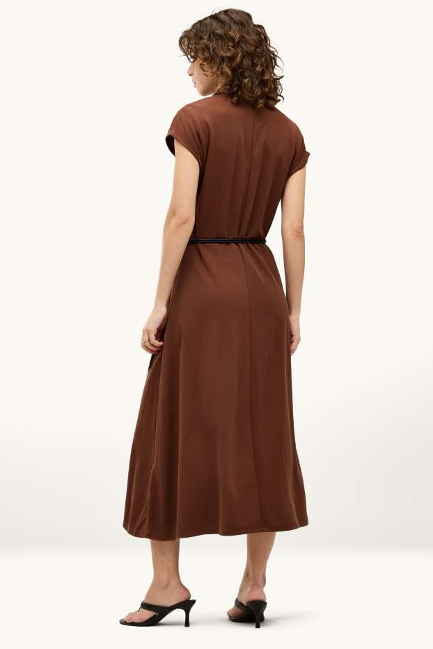 Damen - Fit & Flare Kleid mit Gürtel und V-Ausschnitt - braun