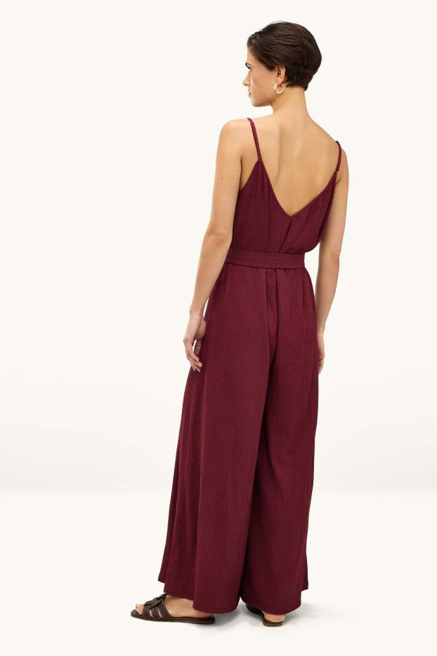 Femmes - Combinaison avec ceinture - finition texturée - rouge foncé