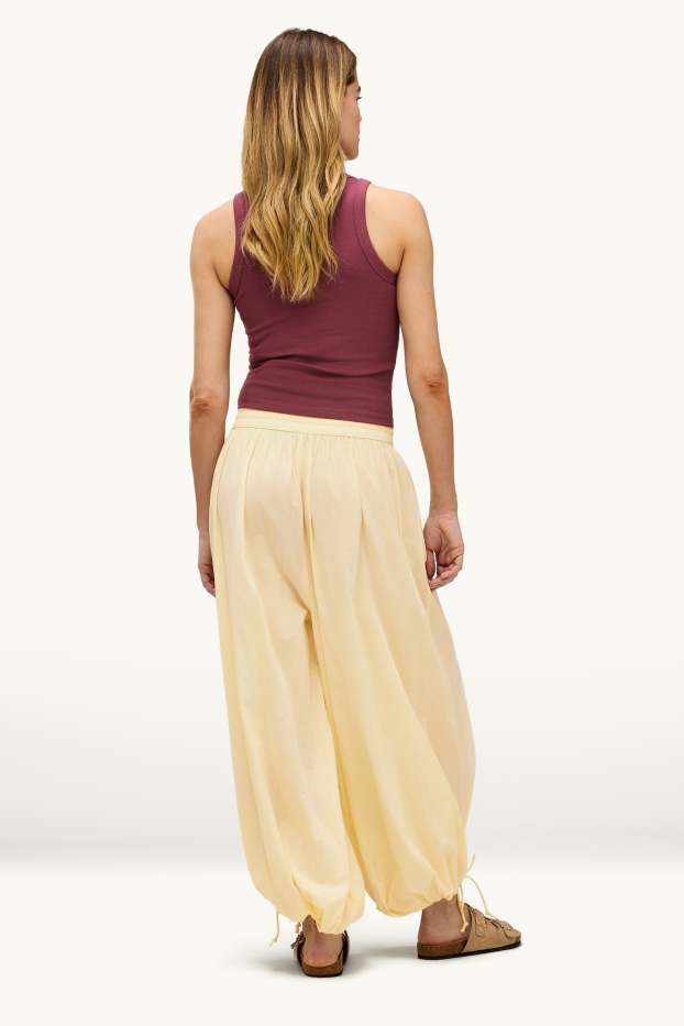 Dona - Pantalons orientals - mid waist - camal balloon - groc