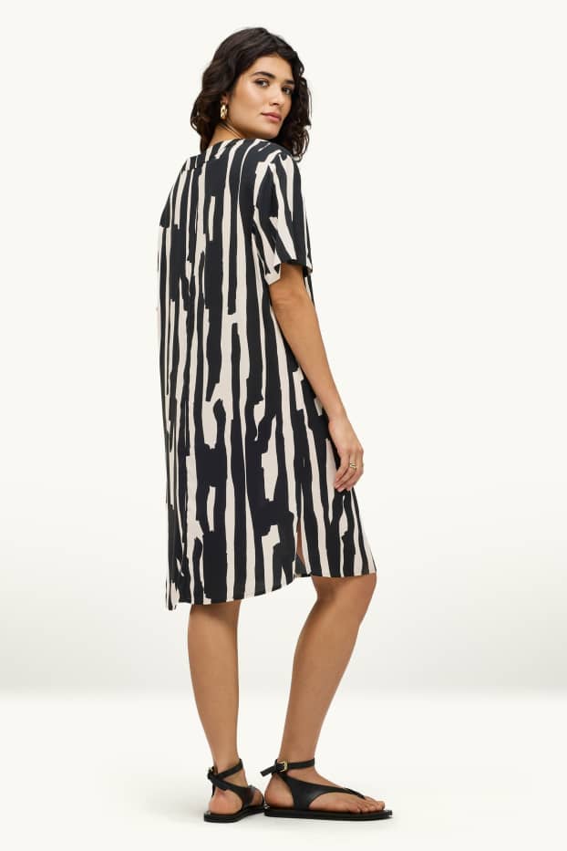 Femmes - Robe en viscose avec encolure en V - à motif - noir / blanc