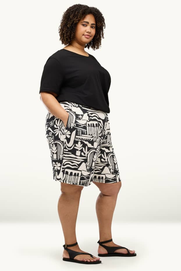 Women - Shorts - mid-rise waist - patterned - white / black