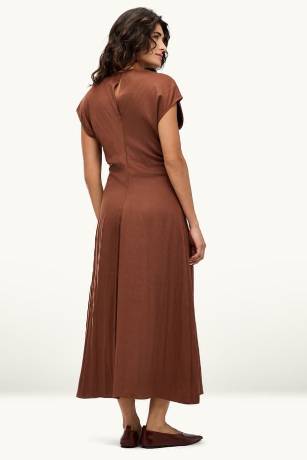 Damen - Kleid mit V-Ausschnitt - Straight Fit - rostbraun