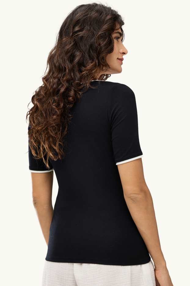 Damen - T-Shirt mit V-Ausschnitt - Regular Fit - 2-in-1-Look - schwarz