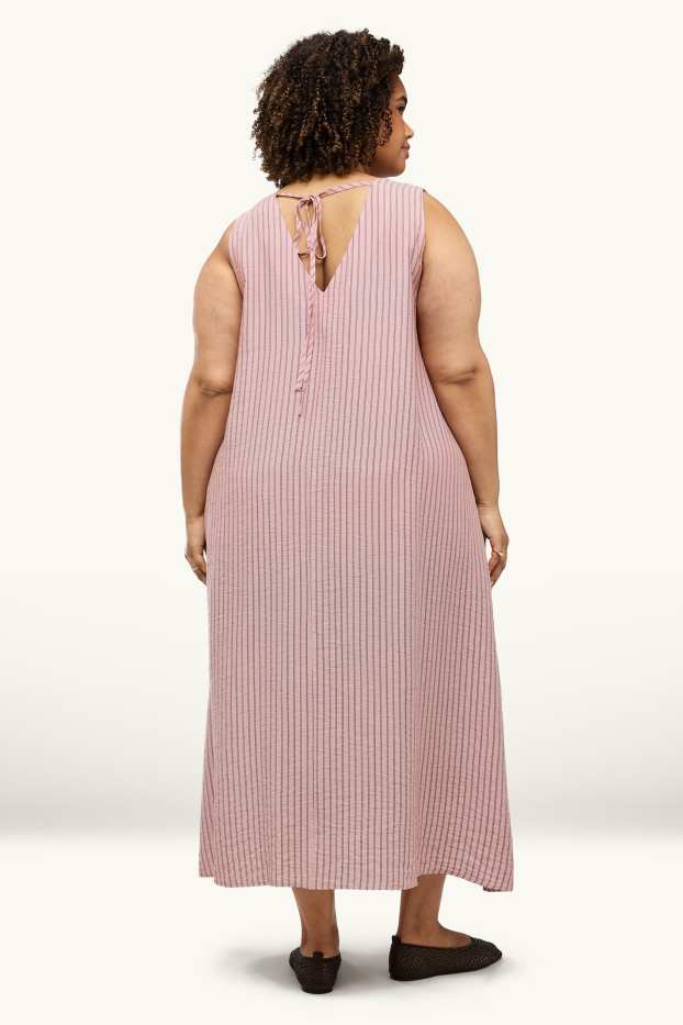 Dona - Vestit acampanat - de ratlles - texturat - rosa