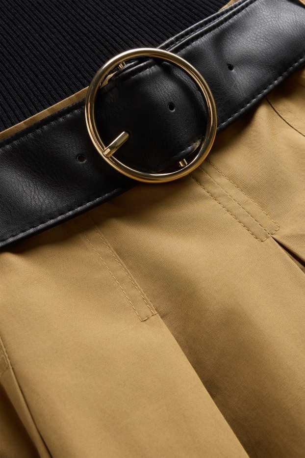 Femmes - Robe Fit & Flare dotée d'une ceinture et à col V - noir / beige