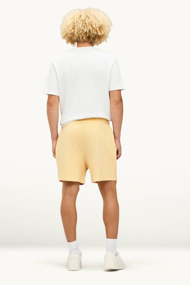 Hommes - Short en molleton - texturé - jaune clair