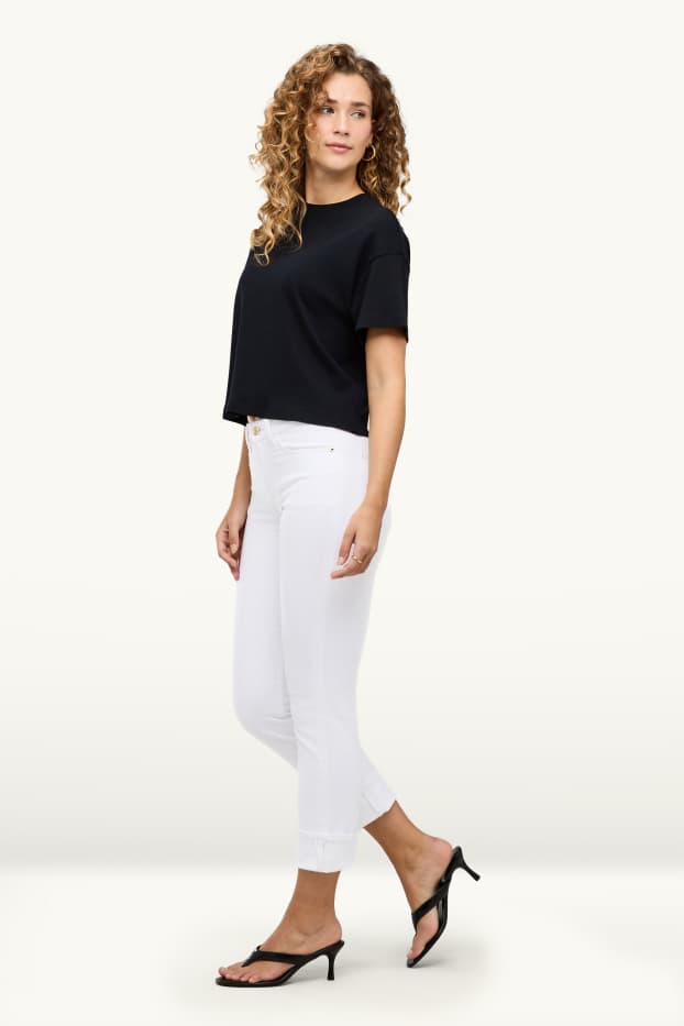 Femei - Crop straight jeans - talie medie - alb