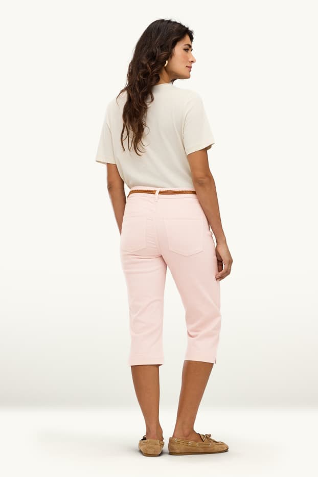 Femei - Capri jeans cu curea - talie medie - roz pal