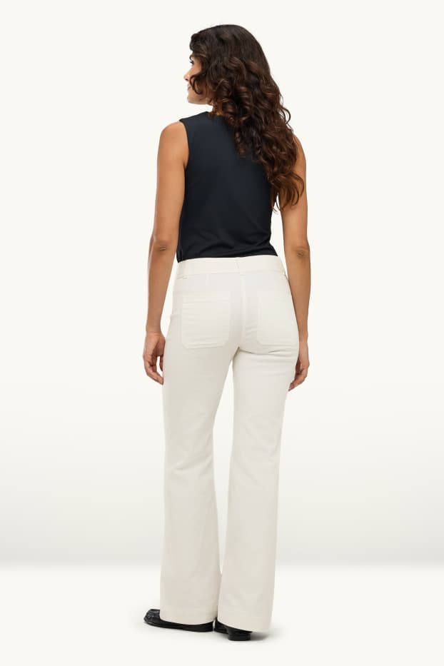 Femei - Flared jeans - talie medie - alb