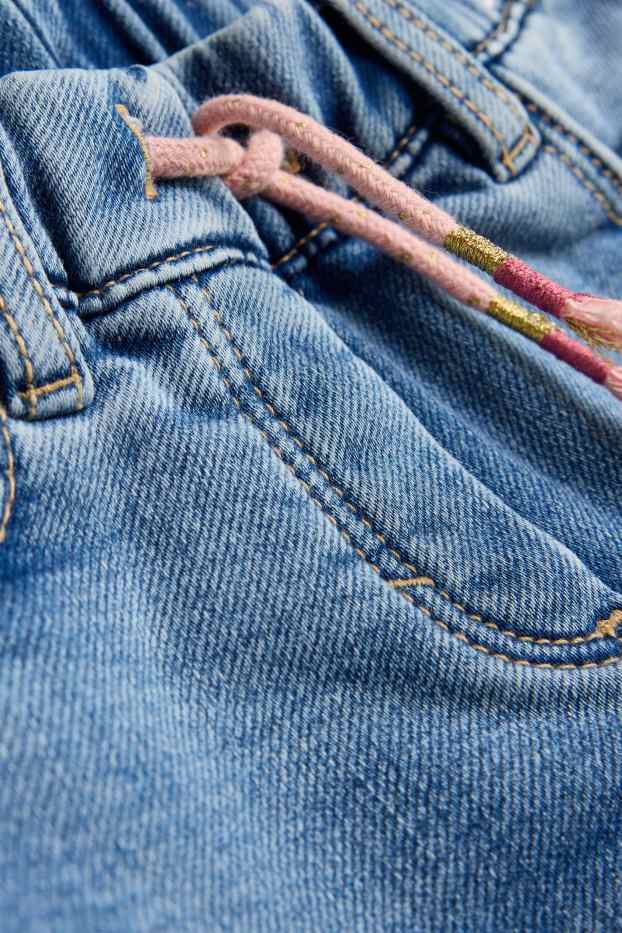 Kinderen: meisjes - Vlinder - jegging jeans - thermojegging - glanseffect - jeanslichtblauw