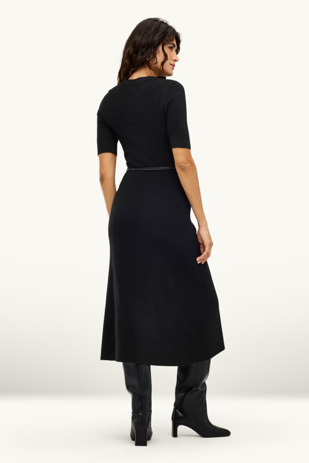 Dames - Gebreide jurk met ceintuur - straight fit - zwart
