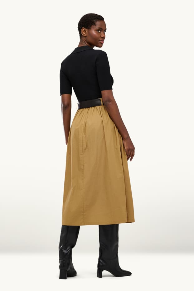 Femmes - Robe Fit & Flare dotée d'une ceinture et à col V - noir / beige