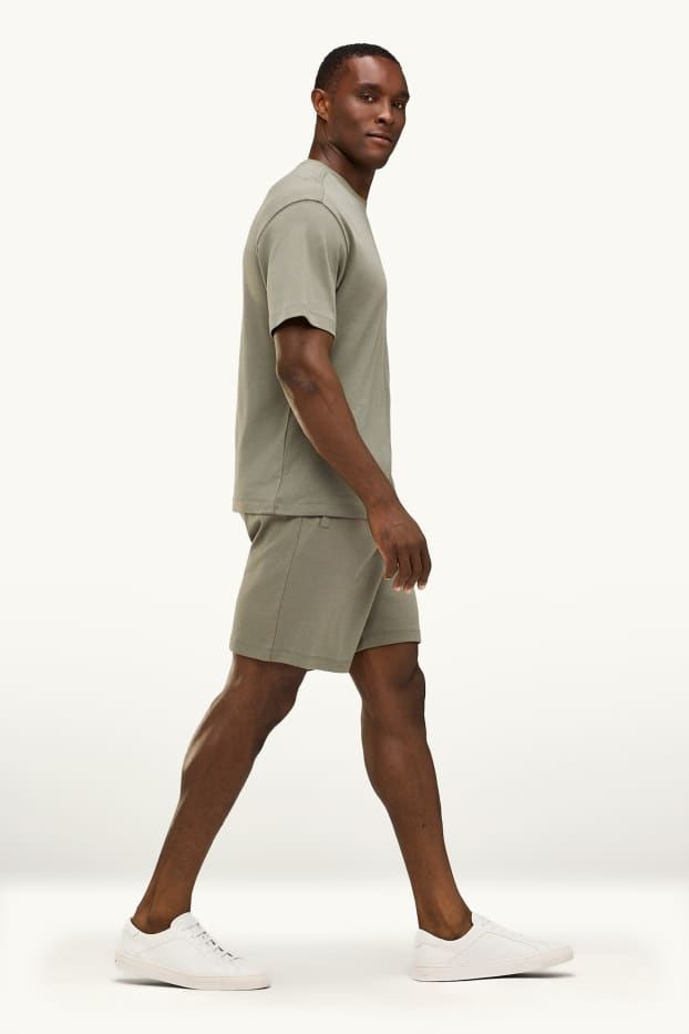 Bărbați - Pantaloni scurți de trening - verde deschis