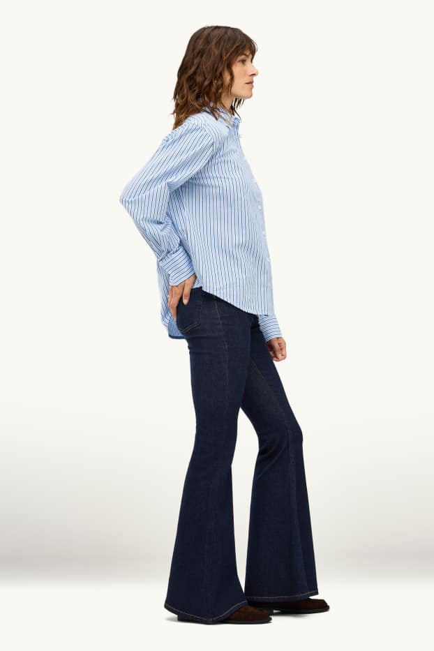 Femei - Flared jeans - talie medie - denim-albastru închis