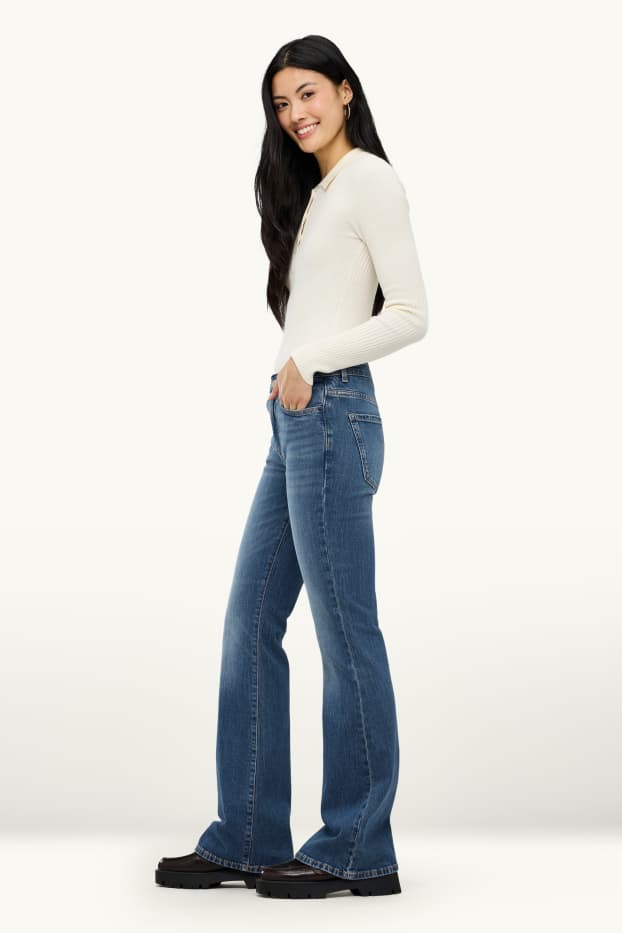 Femei - Flared jeans - talie medie - denim-albastru