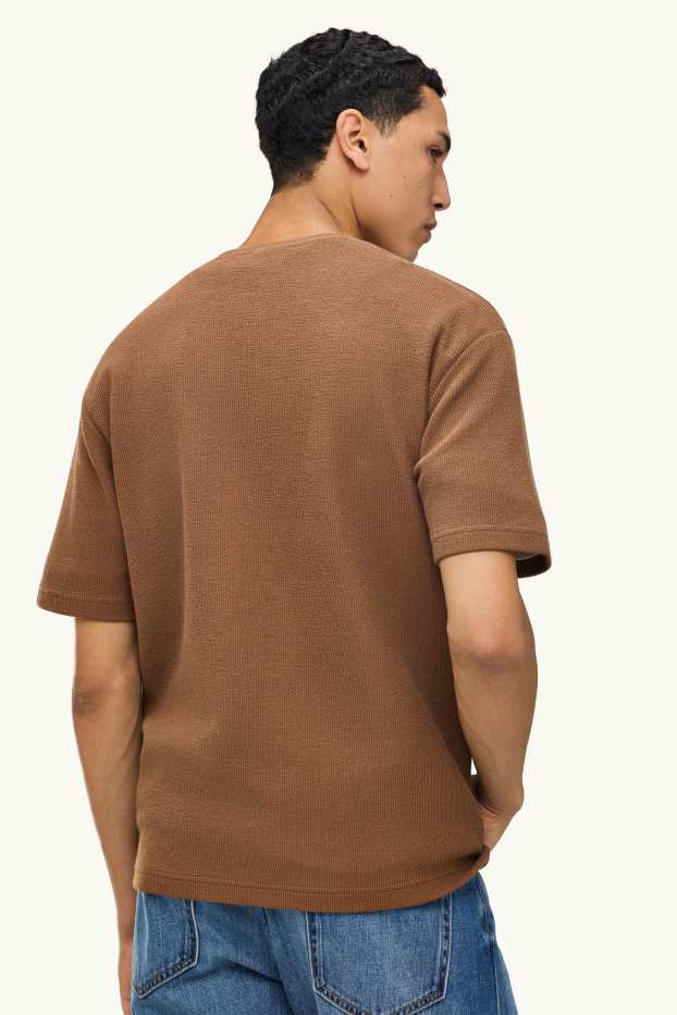 Heren - Gebreid T-shirt - regular fit - ribstof - bruin