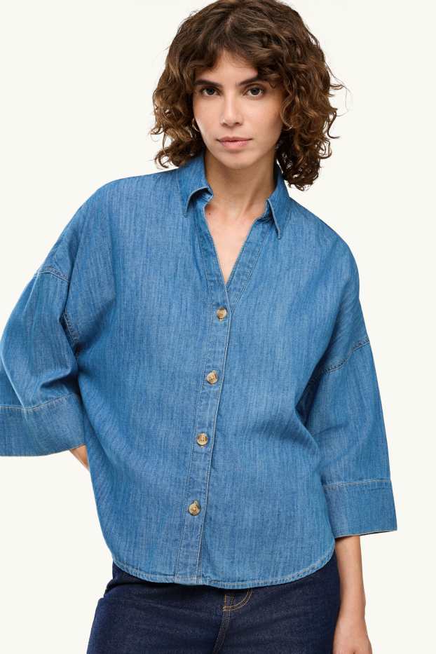 Femei - Bluză din denim cu decolteu în V - denim-albastru