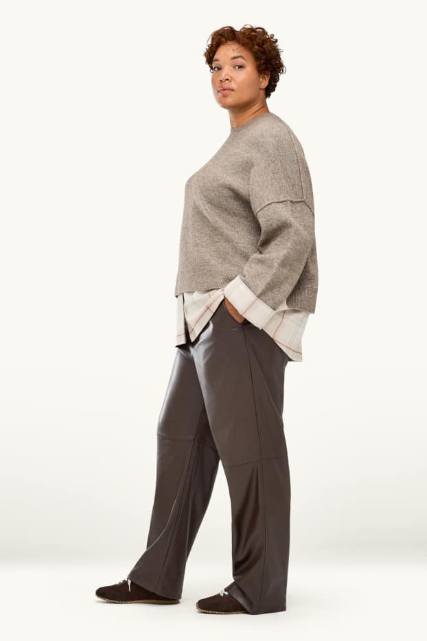 Femei - Pantaloni de stofă - talie medie - straight leg - imitație de piele - maro închis
