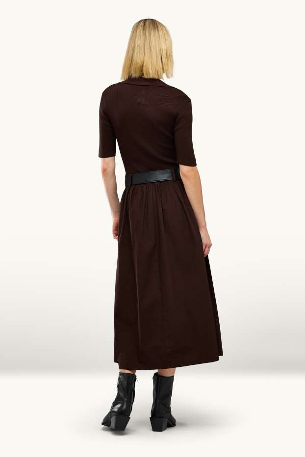 Damen - Fit & Flare Kleid mit Gürtel und V-Ausschnitt - dunkelbraun
