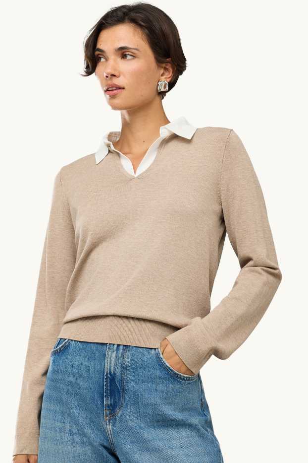 Femmes - Pull à encolure en V - look 2-en-1 - beige