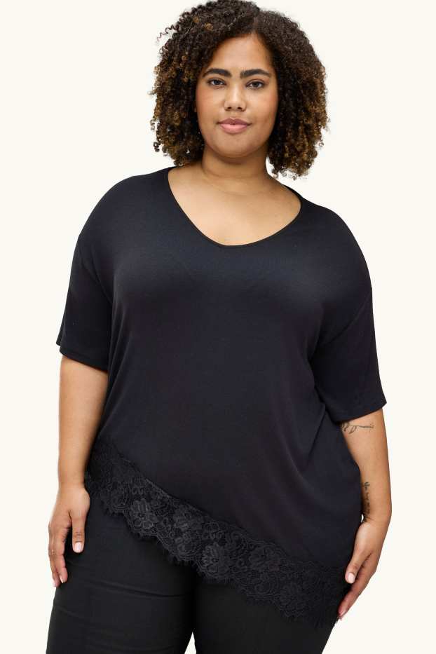 Damen - T-Shirt mit V-Ausschnitt - Curvy Fit - schwarz