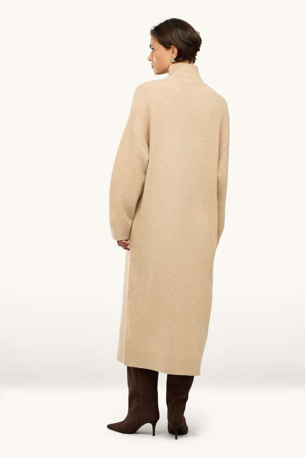 Donna - Vestito in maglia con collo alto - straight fit - color sabbia