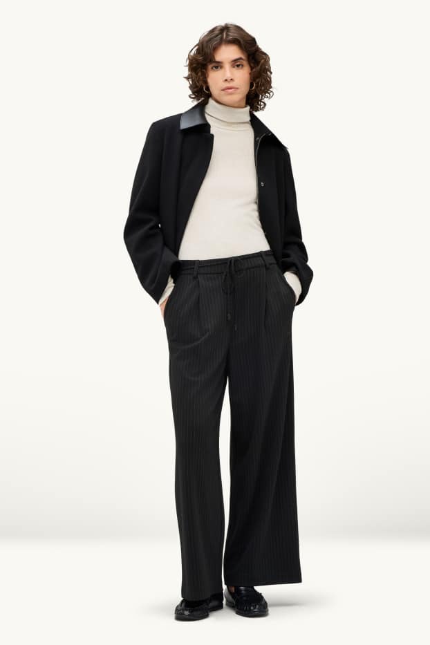 Dames - Kortere pantalon - high waist - wide leg - krijtstrepen - zwart