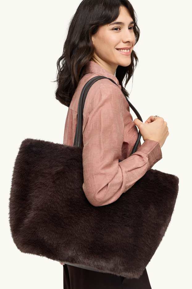 Dámské - Velká kabelka shopper z umělé kožešiny - tmavohnědá