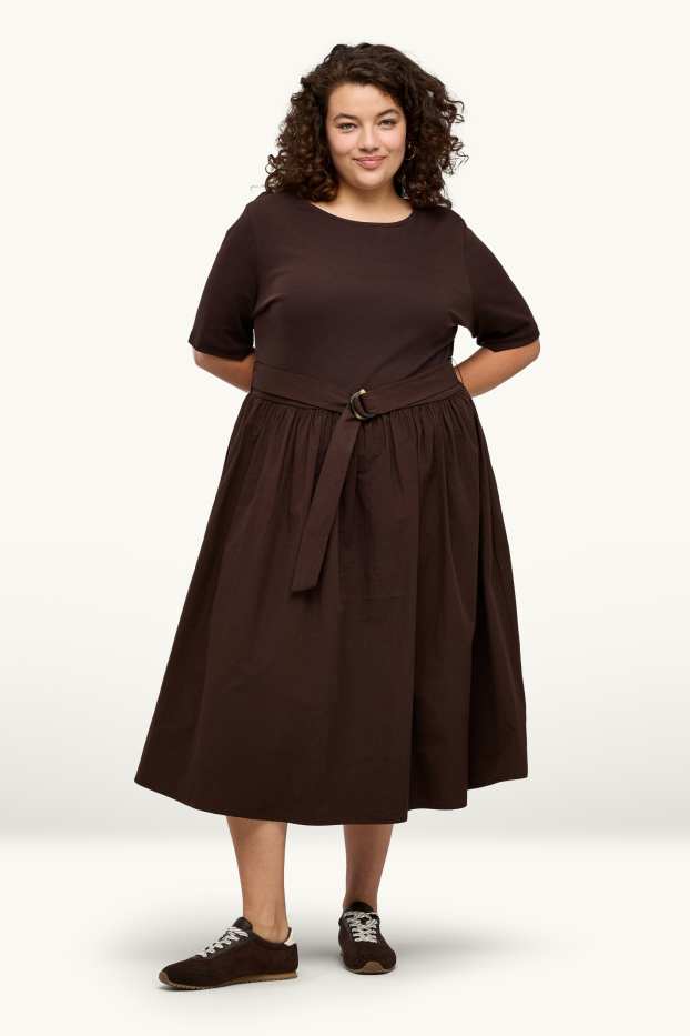 Femei - Rochie fit & flare cu curea - maro închis