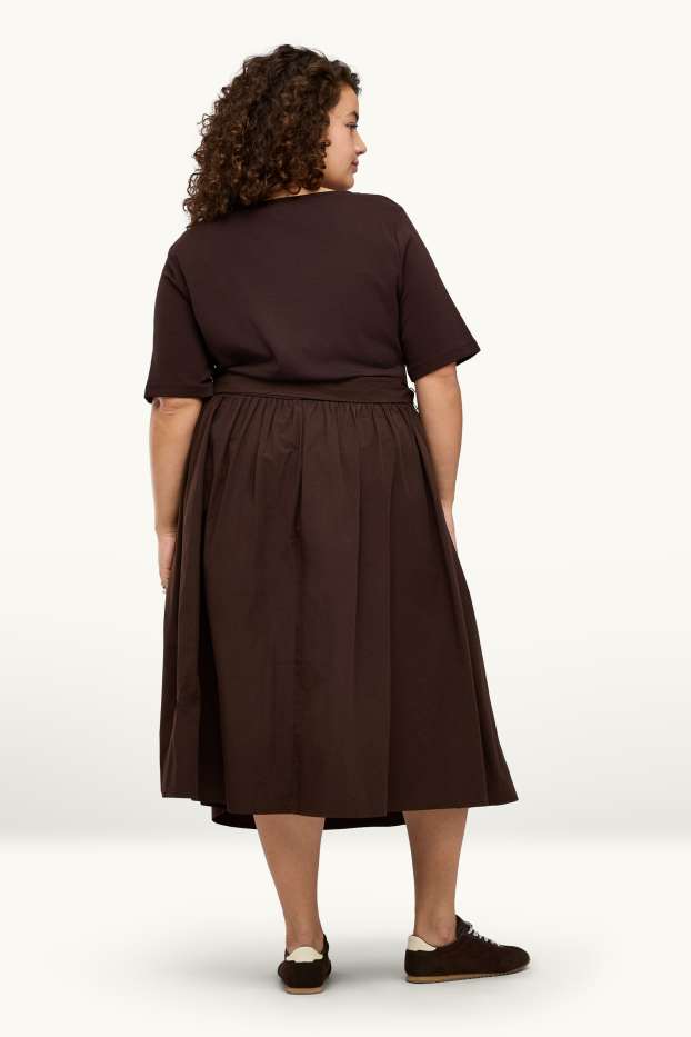 Femei - Rochie fit & flare cu curea - maro închis