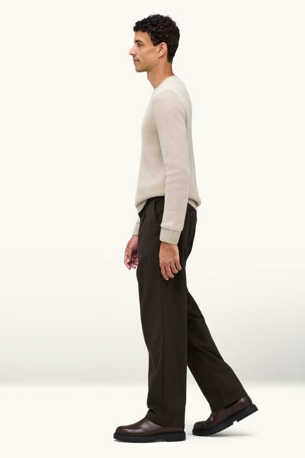 Hommes - Chino - tapered fit - fines rayures - marron foncé