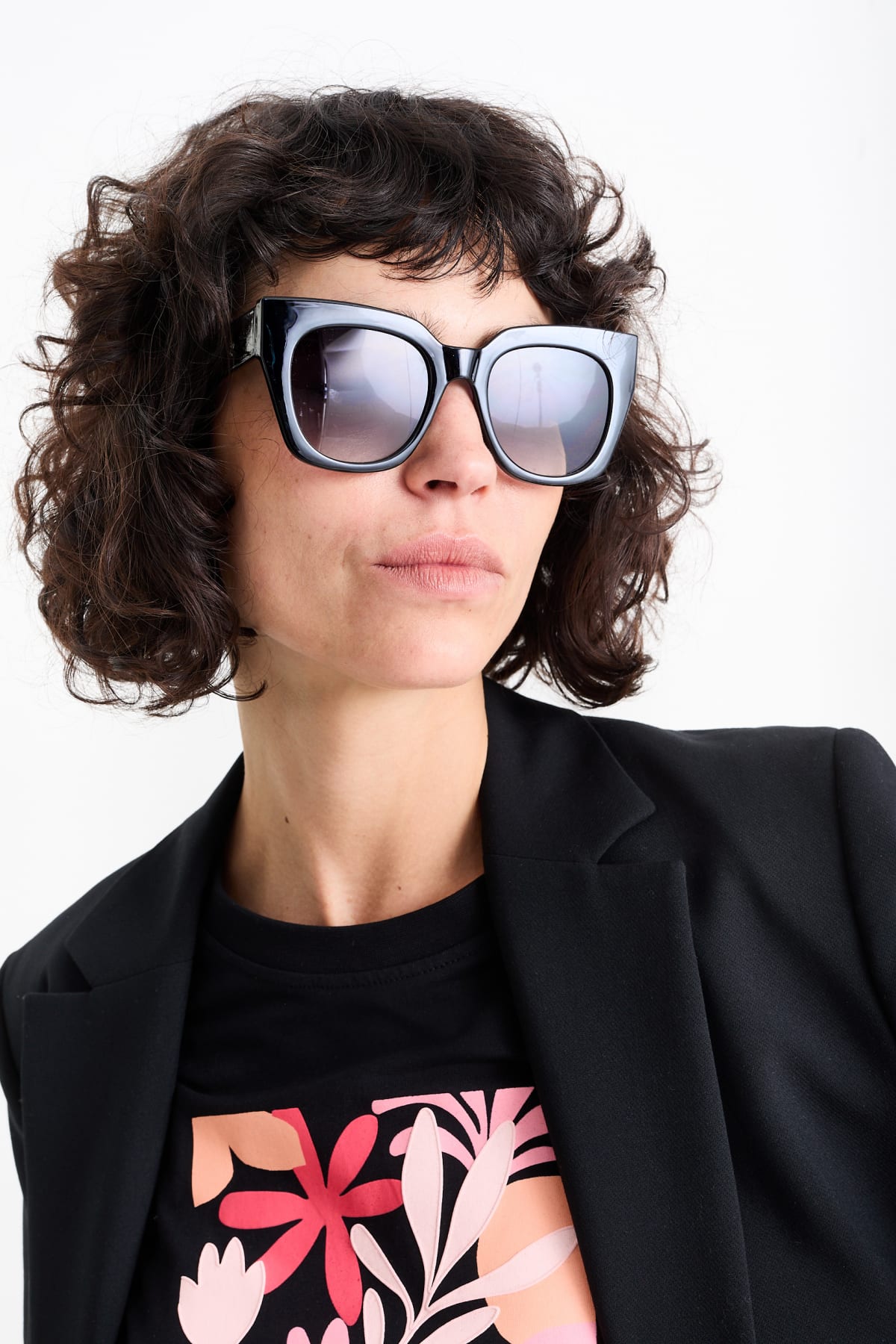 Lunettes de soleil dans plusieurs couleurs et tailles C A